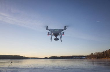 buzlu göl günbatımı arka plan üzerinde uçan uçak görünümünü 