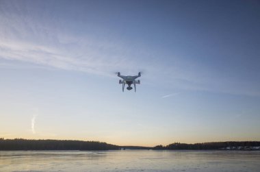 buzlu göl günbatımı arka plan üzerinde uçan uçak görünümünü 