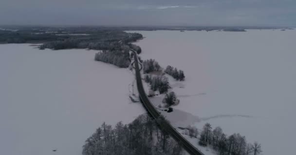 Flygfoto Över Rörelse Längs Vägen Vintersäsongen — Stockvideo