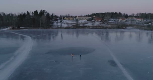 Vista Aérea Gente Esquiando Lago Helado Temporada Invierno — Vídeos de Stock