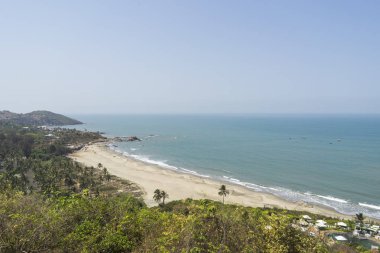 kumlu kıyı şeridinde dağdan görünümü, tatil konsepti