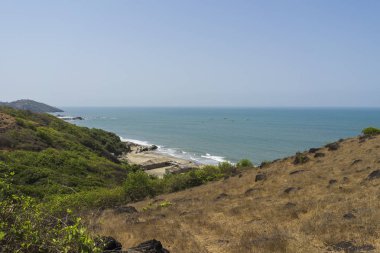 okyanus arka plan üzerinde kurak tepe görünümü, seyahat konsepti 