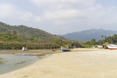 gündüz turistler ile kumlu sahil şeridi ile deniz