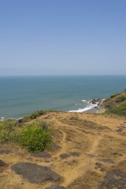 kumlu kıyı şeridinde dağdan görünümü, tatil konsepti