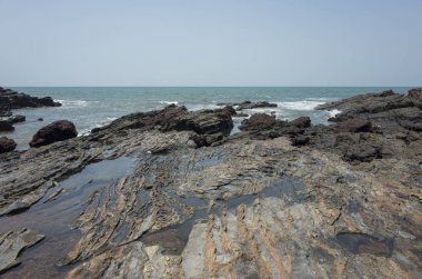 gündüz kayalık kıyı şeridi ile deniz