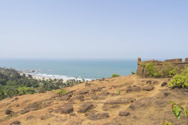 gündüz taşlı kaleantik kalıntıları görünümü  