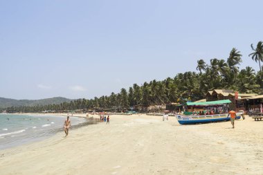 kum üzerinde tekneler ile kıyı şeridi görünümü, tatil konsepti
