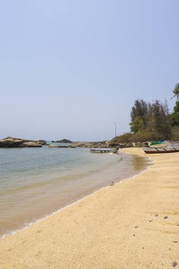 gündüz turistler ile kumlu sahil şeridi ile deniz