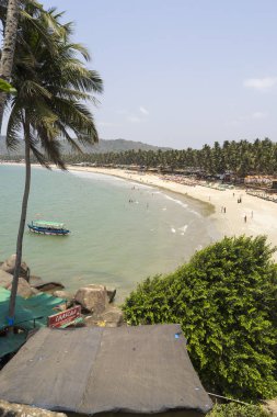 denizde yüzen tekne ile tropikal kumlu kıyı şeridi havadan görünümü