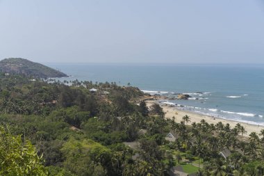 kumlu kıyı şeridinde dağdan görünümü, tatil konsepti