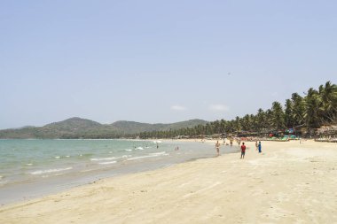 gündüz turistler ile kumlu sahil şeridi ile deniz