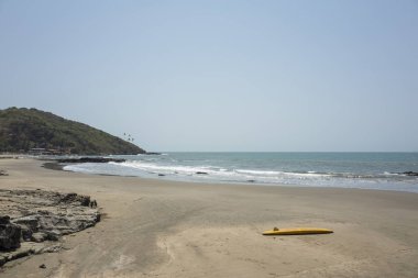 gündüz turistler ile kumlu sahil şeridi ile deniz