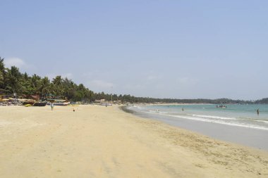 gündüz turistler ile kumlu sahil şeridi ile deniz