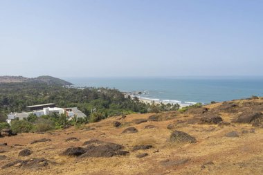 kumlu kıyı şeridinde dağdan görünümü, tatil konsepti
