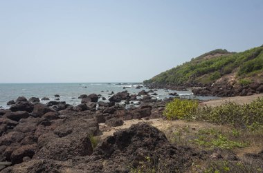 gündüz kayalık kıyı şeridi ile deniz