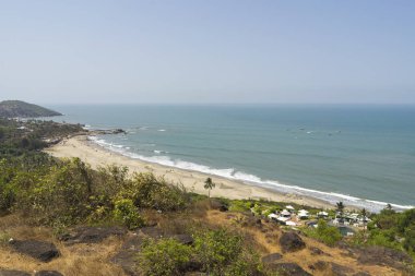 kumlu kıyı şeridinde dağdan görünümü, tatil konsepti