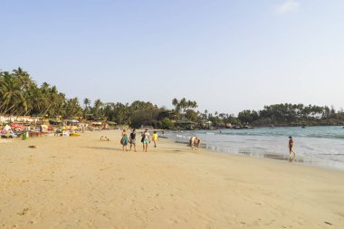 ahşap binalar ve şemsiyeli şezlonglu tatil bölgesigörünümü 