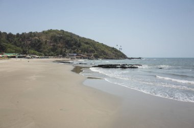 gündüz turistler ile kumlu sahil şeridi ile deniz