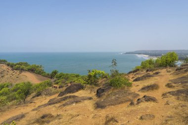 okyanus arka plan üzerinde kurak tepe görünümü, seyahat konsepti 