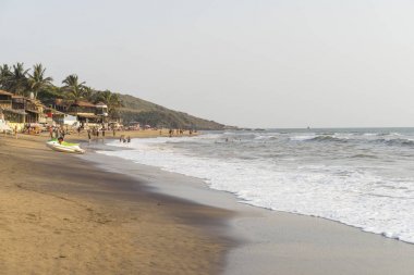 ahşap binalar ve şemsiyeli şezlonglu tatil bölgesigörünümü 