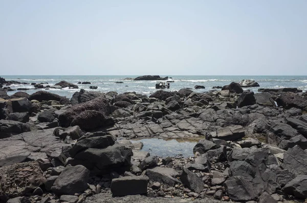 Mar Con Costa Rocosa Durante Día — Foto de Stock