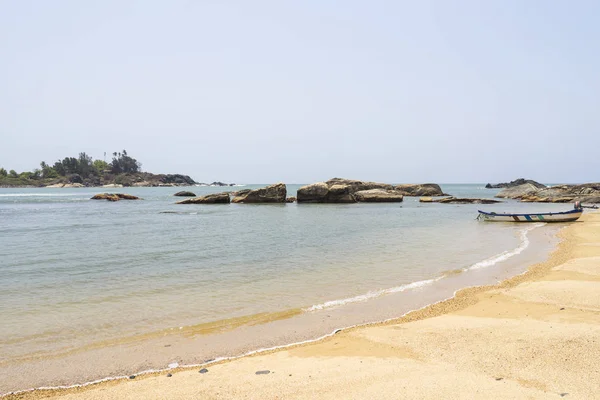 Mar Com Costa Arenosa Com Turistas Durante Dia — Fotografia de Stock