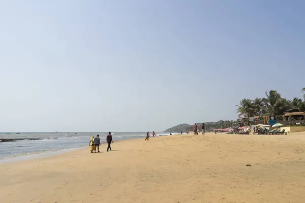 Mar Com Costa Arenosa Com Turistas Durante Dia — Fotografia de Stock