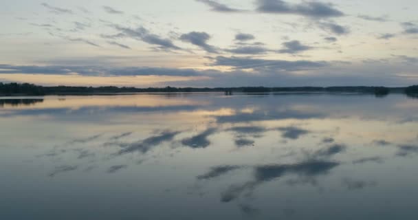 背景にカラフルな夕日の間に湖の空中ビュー — ストック動画