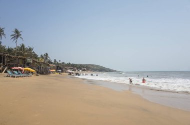 gündüz turistler ile kumlu sahil şeridi ile deniz