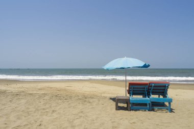 boş plajda şemsiye altında şezlong 