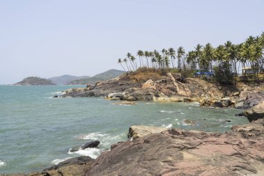 gündüz kayalık kıyı şeridi ile deniz