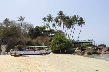 kum üzerinde tekneler ile kıyı şeridi görünümü, tatil konsepti