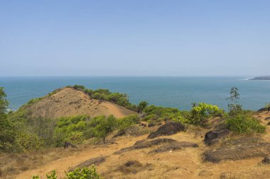 okyanus arka plan üzerinde kurak tepe görünümü, seyahat konsepti 