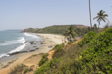 gündüz turistler ile kumlu sahil şeridi ile deniz