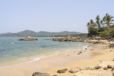 gündüz turistler ile kumlu sahil şeridi ile deniz