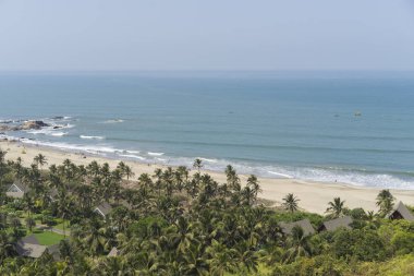 kumlu kıyı şeridinde dağdan görünümü, tatil konsepti