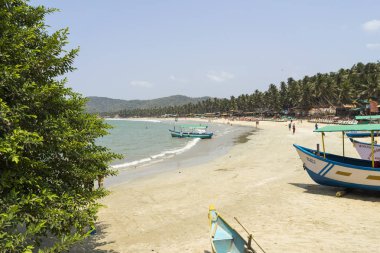 gündüz turistler ile kumlu sahil şeridi ile deniz
