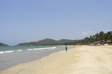 gündüz turistler ile kumlu sahil şeridi ile deniz