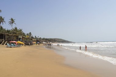 gündüz turistler ile kumlu sahil şeridi ile deniz