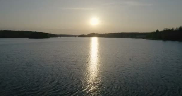 夕日の背景に湖の航空写真 — ストック動画