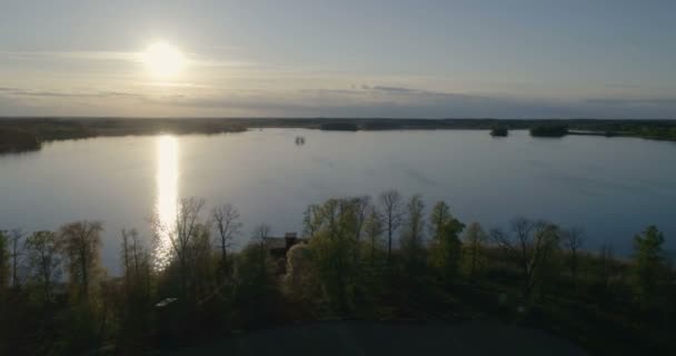 Vista Aérea Del Lago Sobre Fondo Del Atardecer — Vídeos de Stock