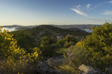 gün batımında ada doğasının manzara görünümü