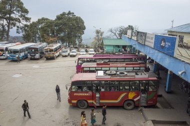 yolcu ile otobüs istasyonu görünümü, Hindistan