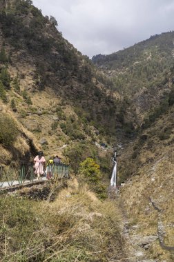 gündüz şelale yakınında turist görünümü 