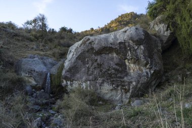 bulutlu gökyüzü arka planda dağların doğal görünümü 