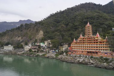 gündüz nehir kıyısında bulunan Hint şehrinin görünümü 