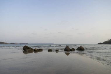 gündüz kayalar ile kumlu plaj görünümü 