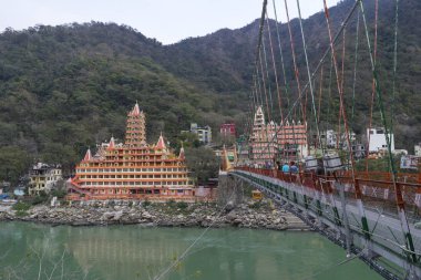 gündüz nehir kıyısında bulunan Hint şehrinin görünümü 