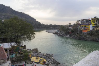 gündüz nehir kıyısında bulunan Hint şehrinin görünümü 