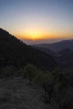 günbatımı arka planda dağların doğal görünümü 